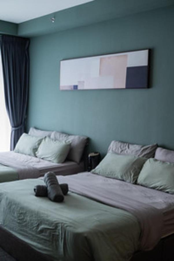 Deluxe Seaview Suite Twin Bed By The Only Bnb Tanjung Tokong Exterior photo