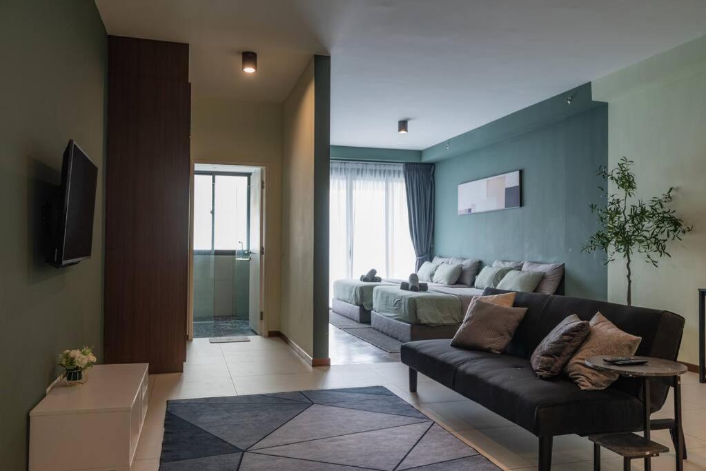 Deluxe Seaview Suite Twin Bed By The Only Bnb Tanjung Tokong Exterior photo