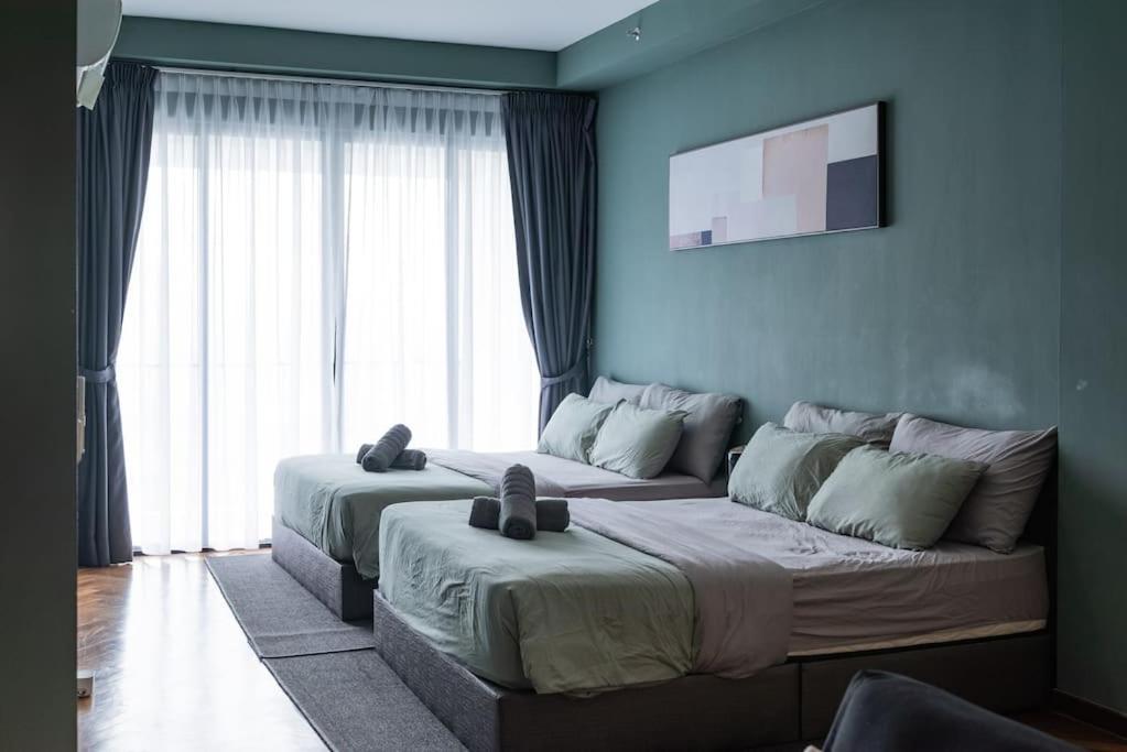 Deluxe Seaview Suite Twin Bed By The Only Bnb Tanjung Tokong Exterior photo